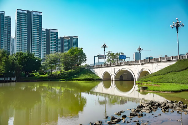 公園景觀湖水發(fā)黃混濁如何凈化處理?