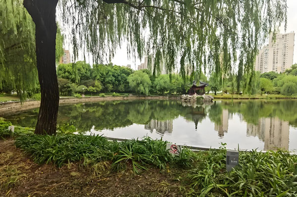 公園內(nèi)湖水中長(zhǎng)藻發(fā)綠用什么景觀水處理設(shè)備?